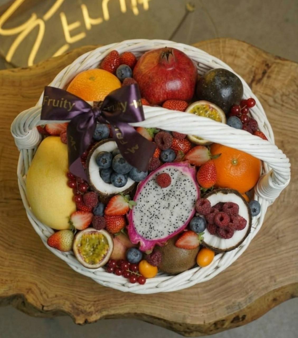 Фруктовая корзина «Ягодный и экзотический восторг»
